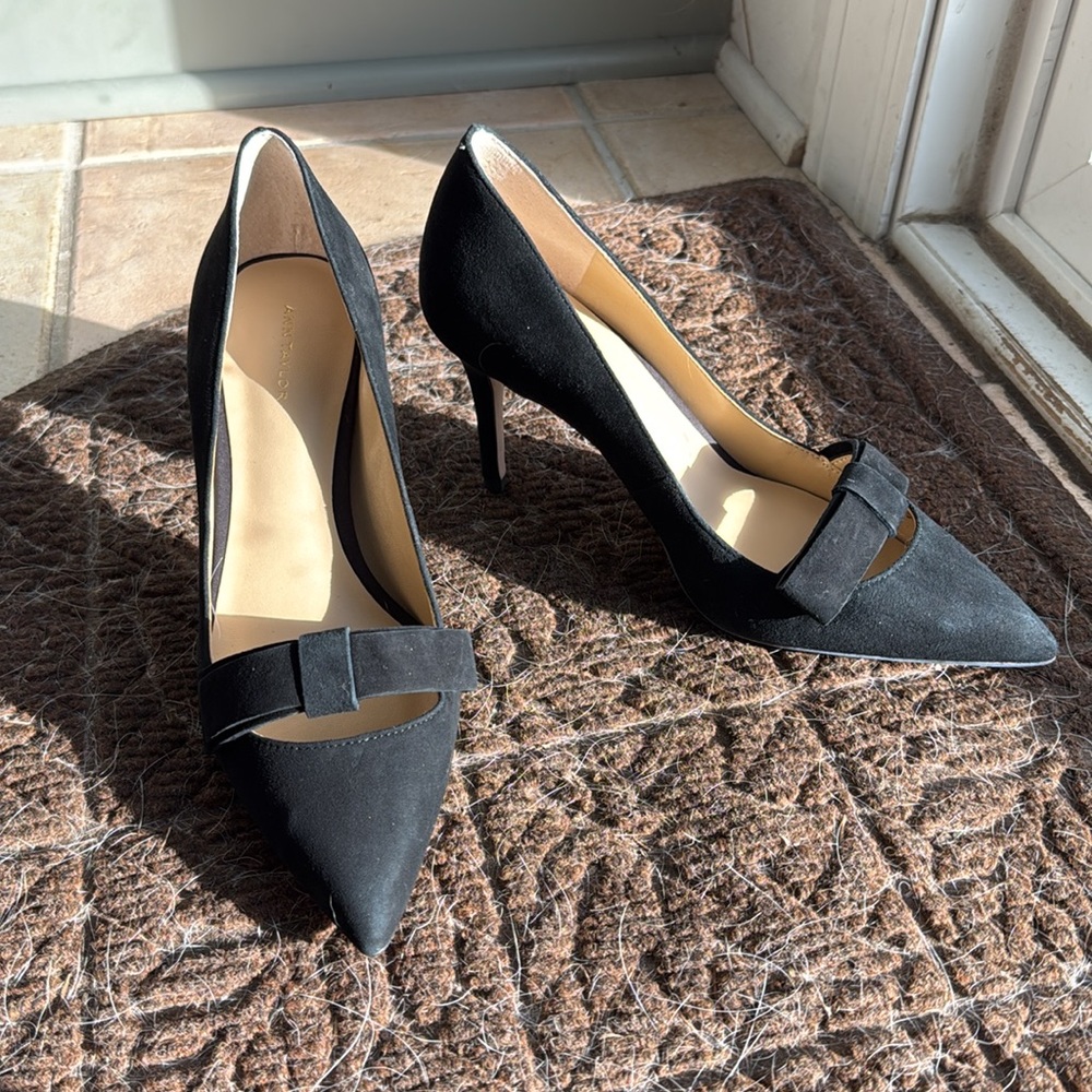 Ann Taylor Odette suede bow pump
